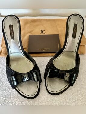 EUC 💞 Louis Vuitton Black Patent Bow Slide